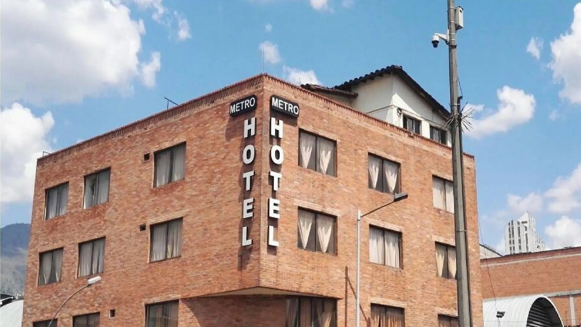 Metro Hotel Medellin contacts